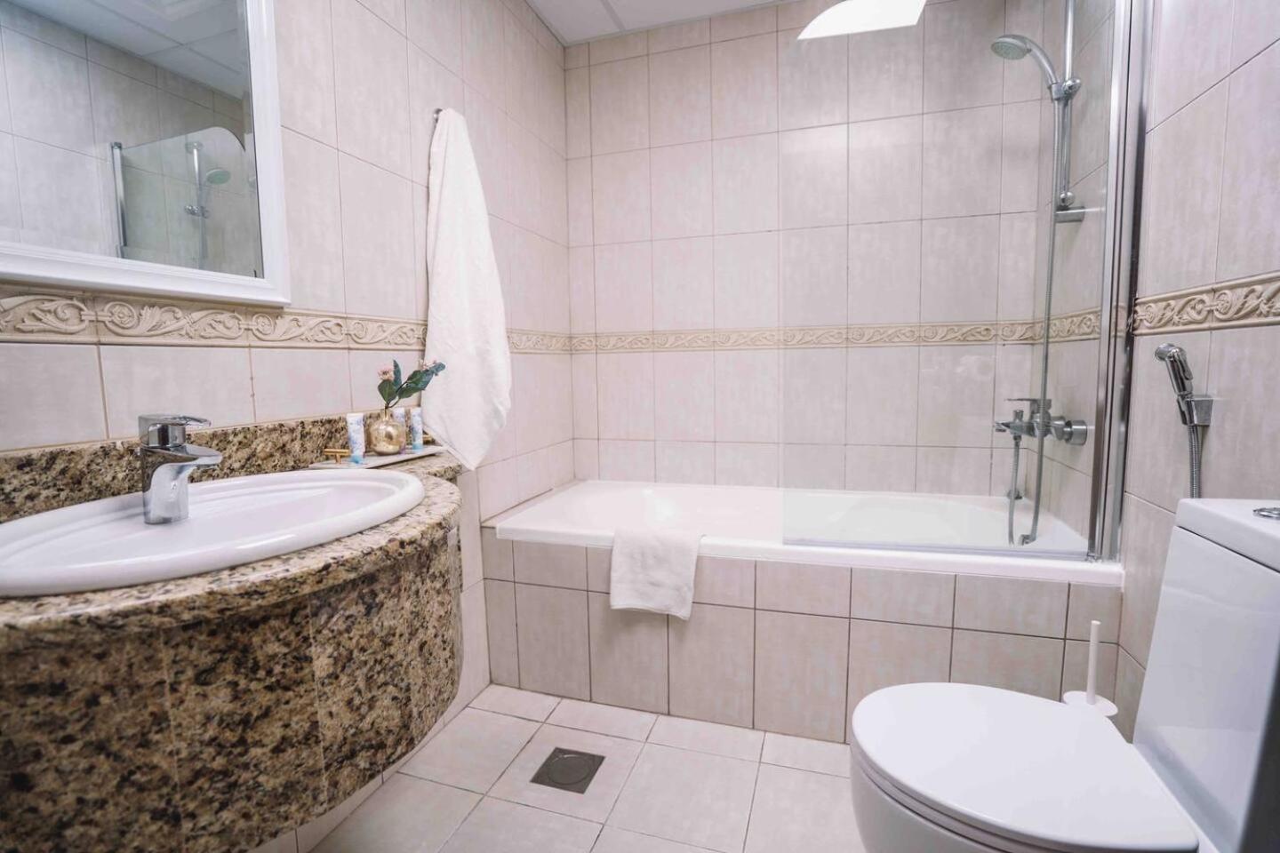 Sea & Palm View Elegant 1 Bedroom Apartment Dubai Exteriör bild
