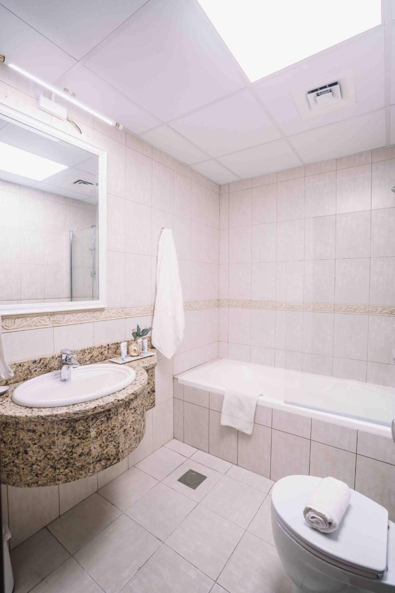 Sea & Palm View Elegant 1 Bedroom Apartment Dubai Exteriör bild
